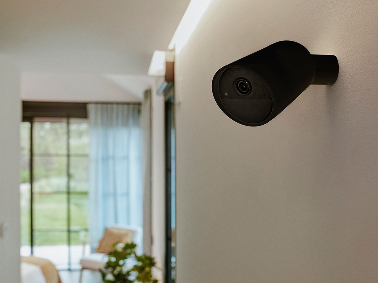 8721103045089 929004258501 Hue Secure 2K Wireless camera Black PDP Carrousel PUP 01