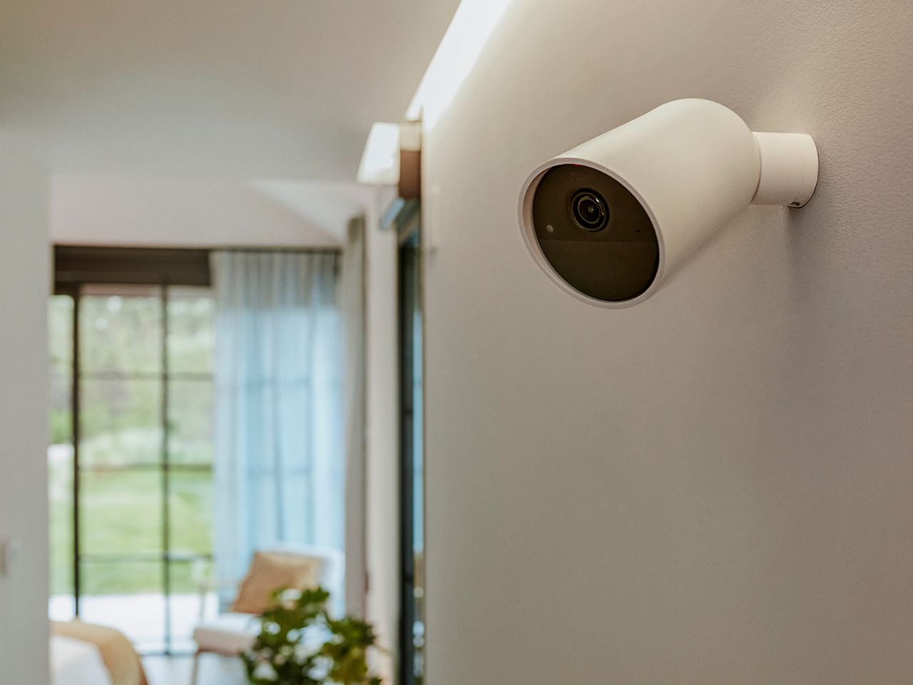 8721103045201 929004258701 Hue Secure 2K Wireless camera White PDP Carrousel PUP 01