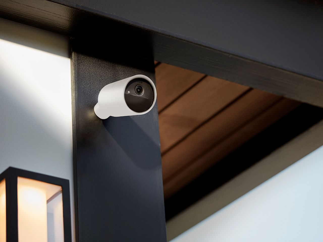 8721103045201 929004258701 Hue Secure 2K Wireless camera White PDP Carrousel PUP 02