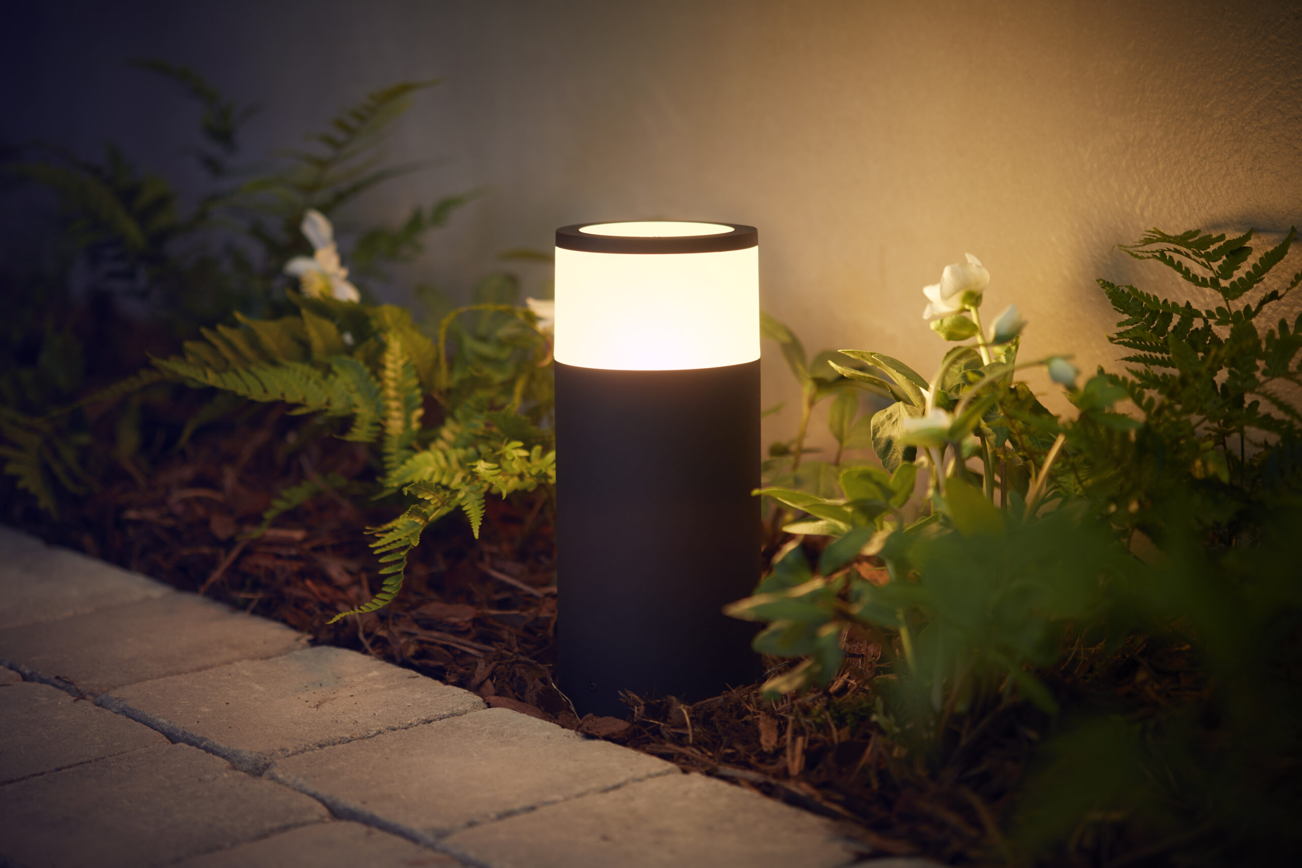 Philips Hue outdoor Calla pedestal scaled